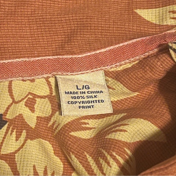 Tommy Bahama 100% Silk Hawaiian Shirt Ukulele Guitar Print Coral Floral Men’s - Picture 13 of 14